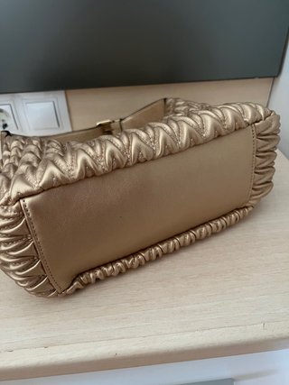 Bolso color oro con estampado en relieve