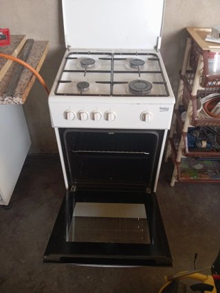 Fornello a gas Beko 4 fuochi e forno con cappa