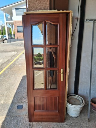 Puerta madera con cristal