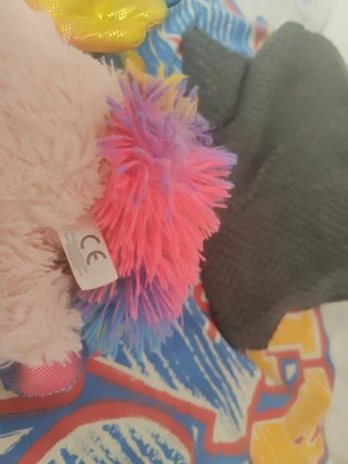 Unicornio de peluche rosa con detalles arcoíris