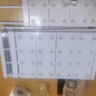 Estantería modular transparente y blanca