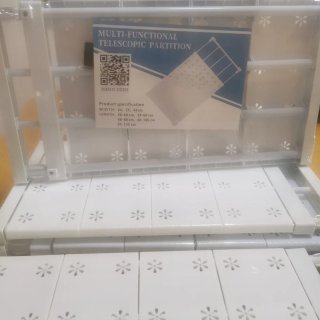 Estantería modular transparente y blanca