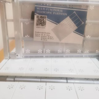 Estantería modular transparente y blanca