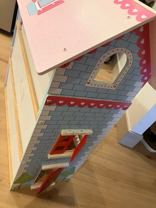 Casita de muñecas de madera