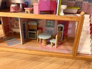 Casita de muñecas de madera
