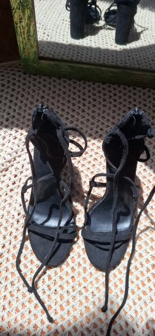 Tacones negros de tiras