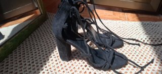Tacones negros de tiras