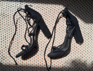 Tacones negros de tiras