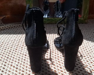 Tacones negros de tiras