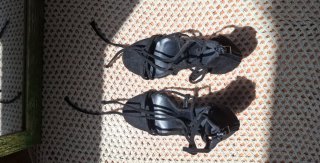 Tacones negros de tiras