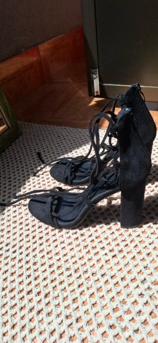 Tacones negros de tiras