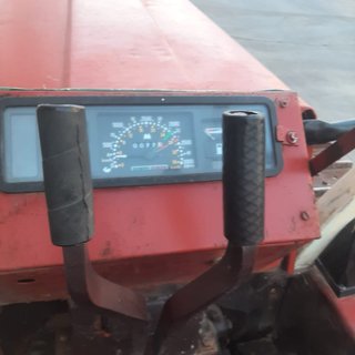 Tractor de cadenas rojo