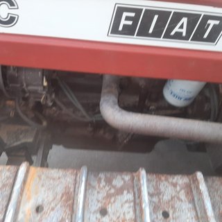 Tractor de cadenas rojo
