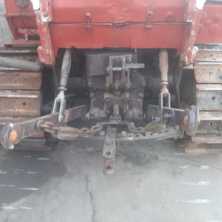 Tractor de cadenas rojo