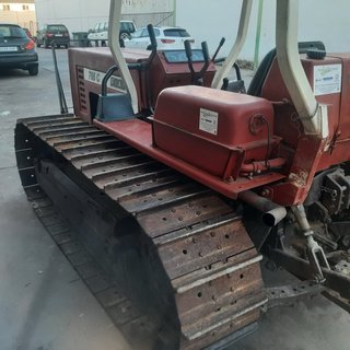Tractor de cadenas rojo