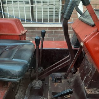 Tractor de cadenas rojo