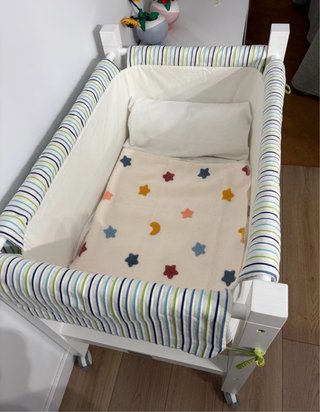Minicuna blanca con textiles