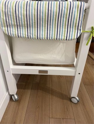 Minicuna blanca con textiles
