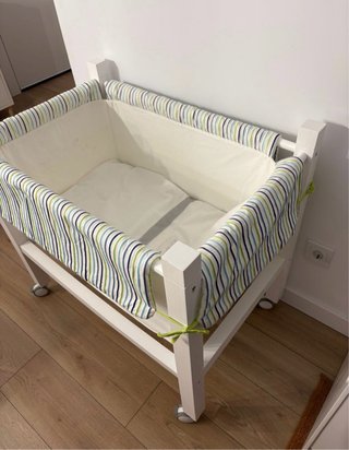 Minicuna blanca con textiles