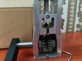 Pelacables manual con manivela