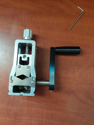 Pelacables manual con manivela