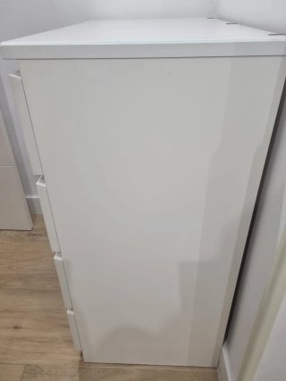 Cómoda blanca con tope de cristal