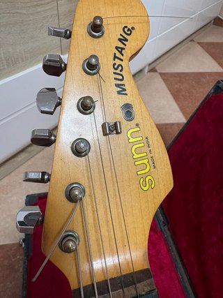 Guitarra Eléctrica Sunn mustang + Caja Vintage