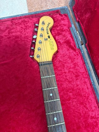 Guitarra Eléctrica Sunn mustang + Caja Vintage