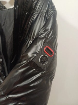 Abrigo acolchado negro brillante hombre