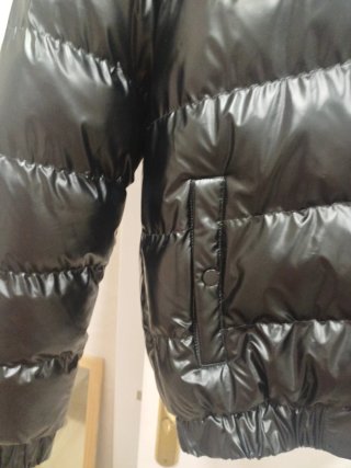 Abrigo acolchado negro brillante hombre
