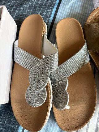 Lote de zapatos: cuña negra, sandalias plata y mar