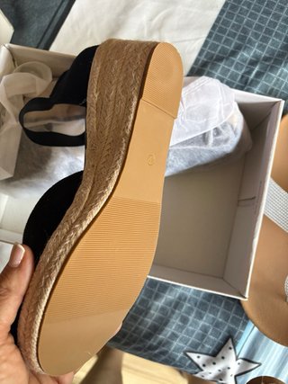 Lote de zapatos: cuña negra, sandalias plata y mar