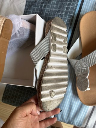 Lote de zapatos: cuña negra, sandalias plata y mar
