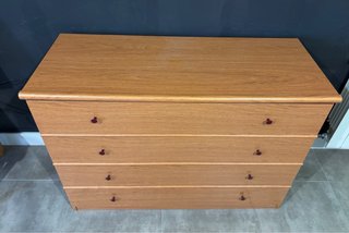Cómoda de madera con 4 cajones