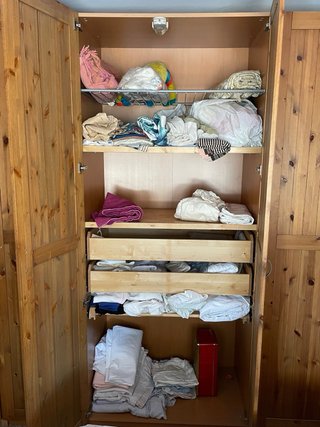 Armario, mesita de noche y comoda de madera Ikea