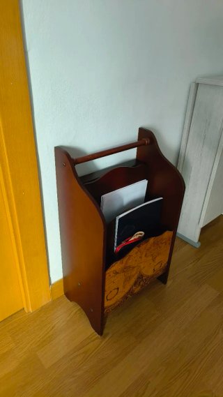 Revistero con mesa abatible de madera