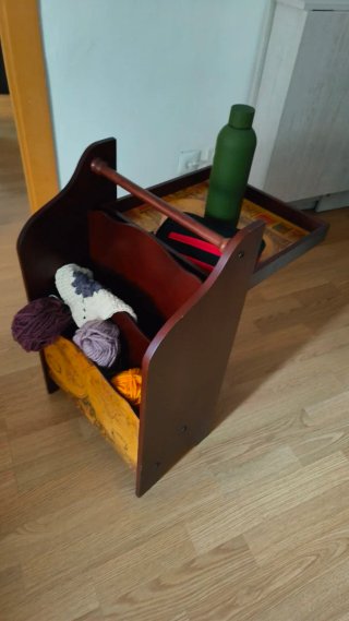 Revistero con mesa abatible de madera