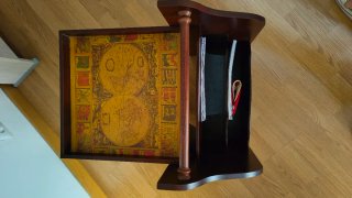 Revistero con mesa abatible de madera