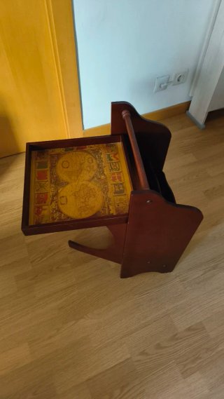 Revistero con mesa abatible de madera