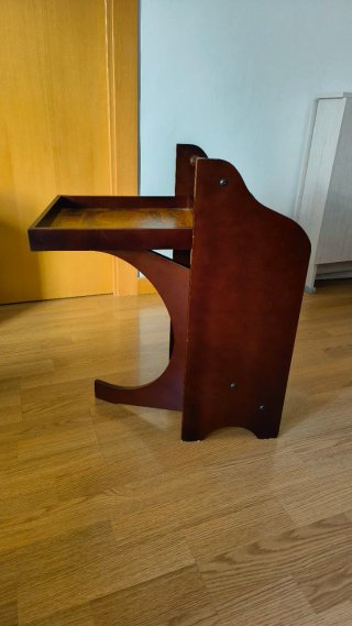 Revistero con mesa abatible de madera