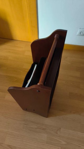 Revistero con mesa abatible de madera