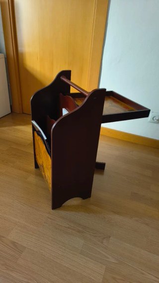 Revistero con mesa abatible de madera