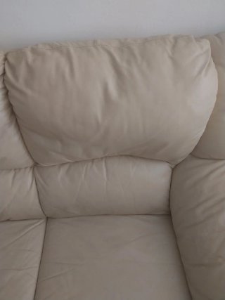 Sofá de cuero beige