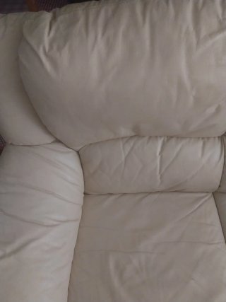 Sofá de cuero beige