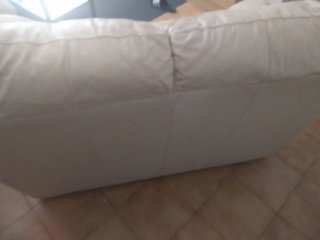 Sofá de cuero beige