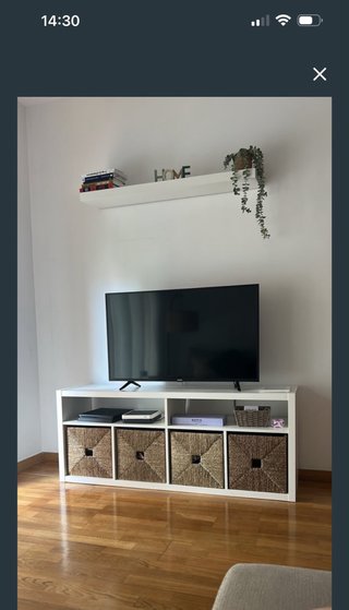 Mueble TV blanco y marrón con cestas