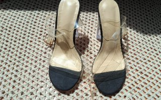 Tacones transparentes con hebilla dorada