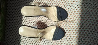 Tacones transparentes con hebilla dorada