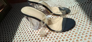Tacones transparentes con hebilla dorada