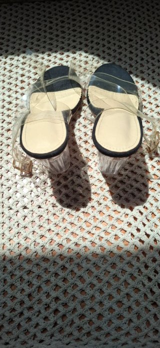 Tacones transparentes con hebilla dorada